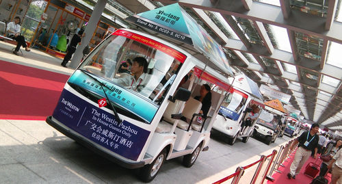 最新の企業ブログについて キャントンフェアへ来場する来客を歓迎する プレミアム型電気観光車両を展示