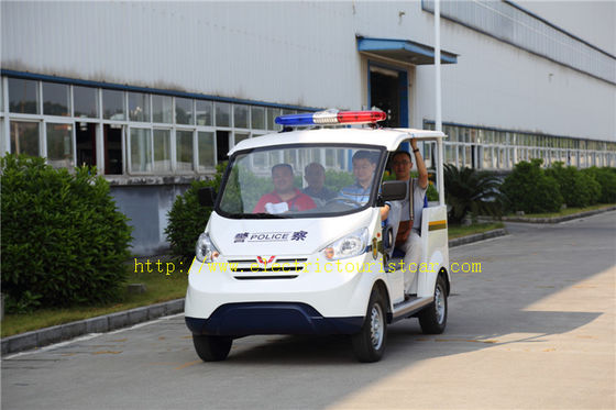 多色4の乗客の保証巡航のための電気パトカーは慎重につきます